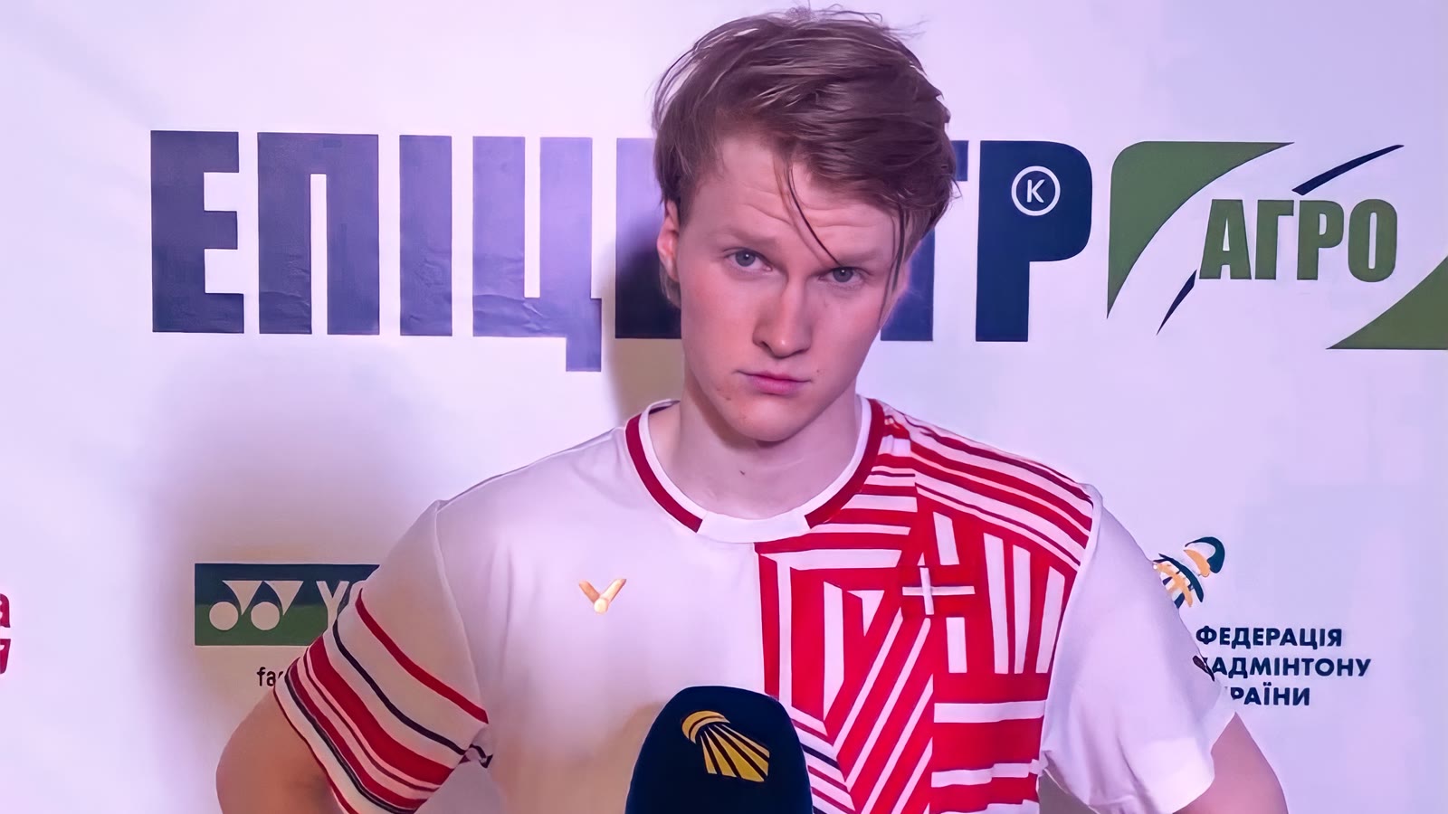 Anders Antonsen i det danske landsholdstøj med mikrofon efter en kamp