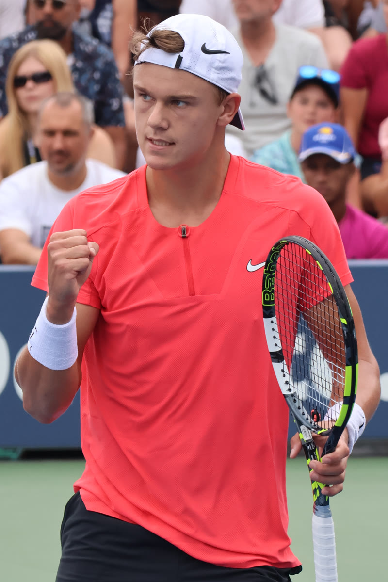 Holger Rune knytter næven på banen ved US Open 2023 med Babolat-ketcheren i hånden