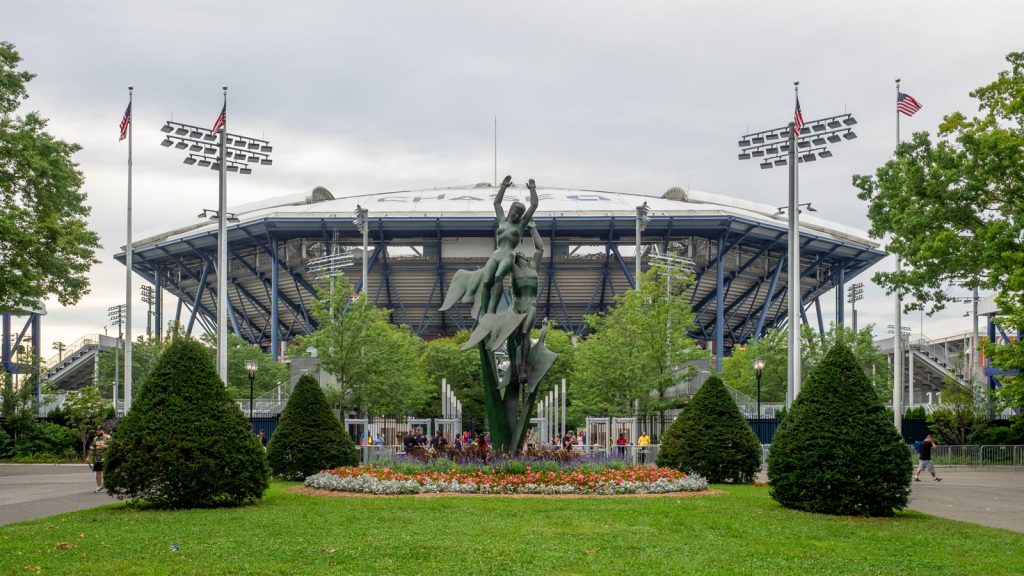 Arthur Ashe Stadium bag statuen og blomsterbedet på pladsen foran indgangen i Flushing Meadows