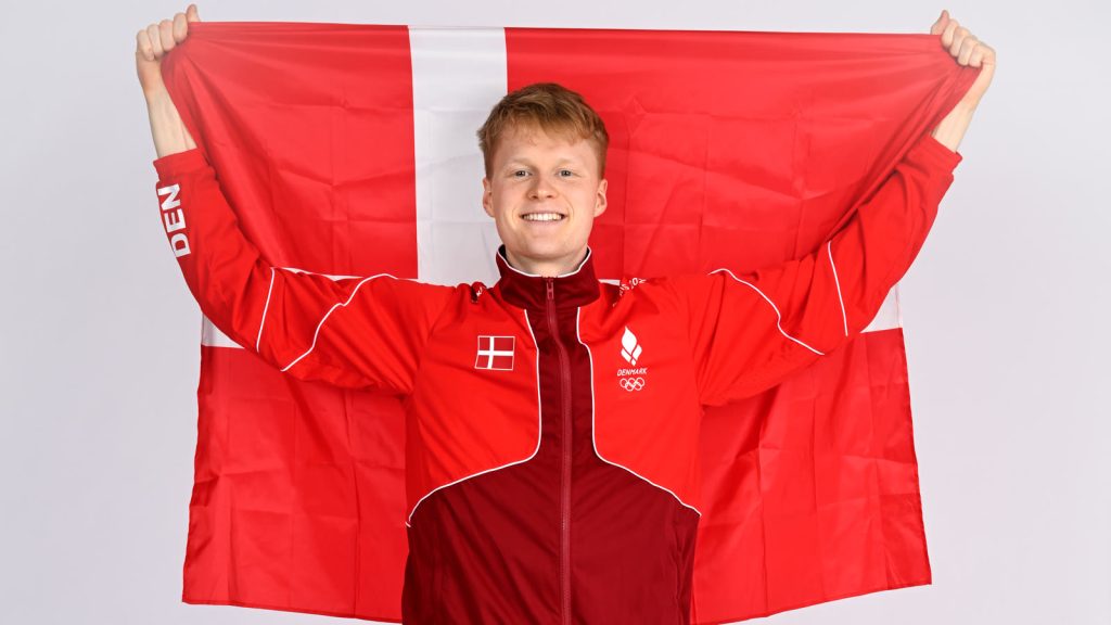 Anders Antonsen med Dannebrog løftet over hovedet i den danske OL-dragt
