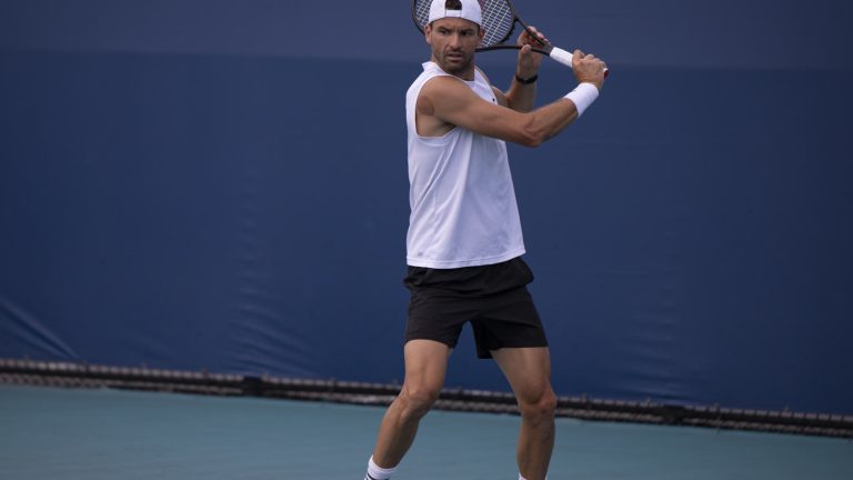 Grigor Dimitrov fører ketsjeren tilbage til en baghånd på en blå hardcourt-bane ved Miami Open 2025