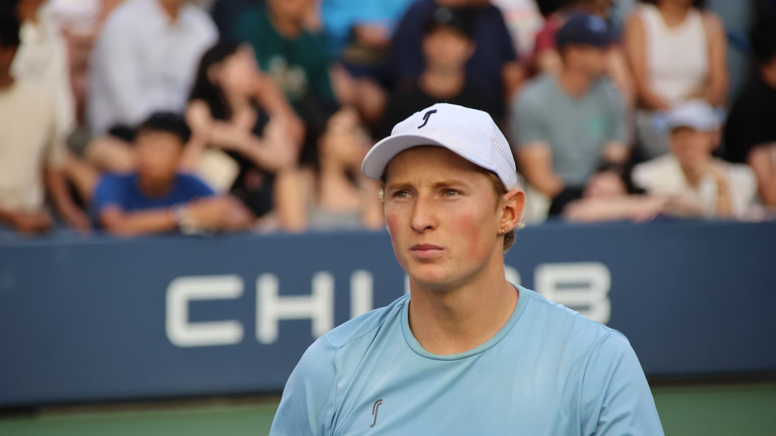 Elmer Møller på banen ved US Open 2026 i lyseblå trøje og hvid kasket